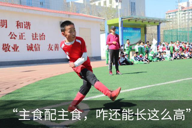 “主食配主食，咋还能长这么高”，山东学生吃饭火了，出人意料